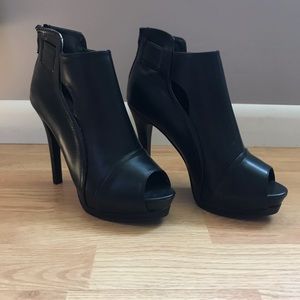 Size 8 black heels. Never worn